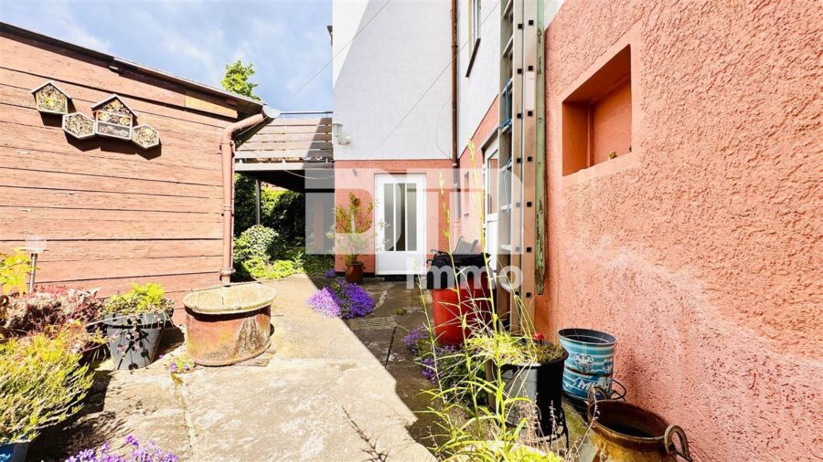 (R)eserviert!Ein- Zweifamilienhaus mit Innenhof, Balkon, Dachterrasse + Garage - Innenhof / Terrasse